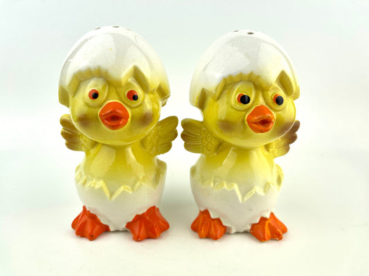 Vintage Baby Chicks Hatching Salt and Pepper Shakers Set Cute Country kitchen decor Kitschy farm cottagecore Figurines Mid Century Kitch