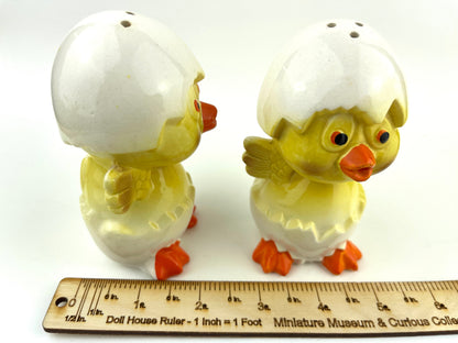 Vintage Baby Chicks Hatching Salt and Pepper Shakers Set Cute Country kitchen decor Kitschy farm cottagecore Figurines Mid Century Kitch
